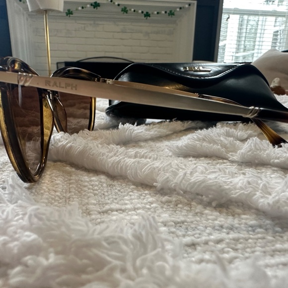 Ralph Lauren Sunglasses w/ Case - Picture 3 of 4